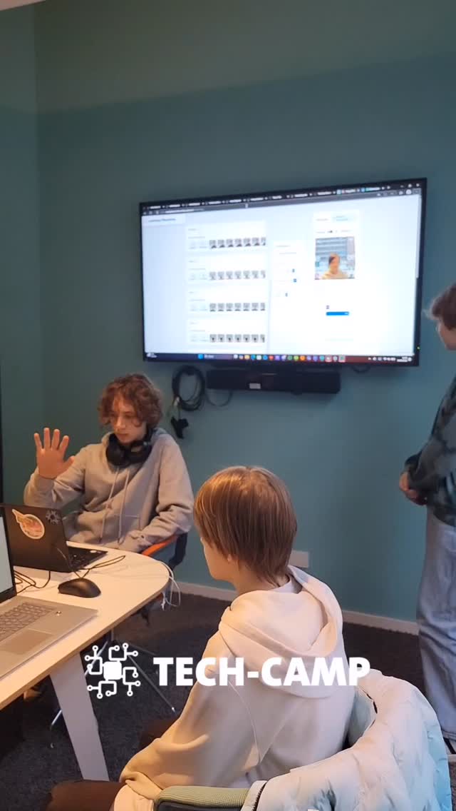 Im KI Workshop haben unsere Jugendlichen die Basics von KI & Machine Learning gelernt. Von Bildverarbeitung über Gesichtserkennung bis zum Trainieren des Moduls.
Jeder testet das Ergebnis direkt im Anschluss, nachdem ein eigener Datensatz zur Verfügung gestellt und das KI-Modul damit trainiert wurde.
Das ist nicht nur ein cooles Projekt, sondern auch Berufsorientierung, denn genau diese Skills werden in vielen Jobs die Zukunft sein 🚀
#KIWorkshop #MachineLearning #Bildverarbeitung #Gesichtserkennung #Berufsorientierung