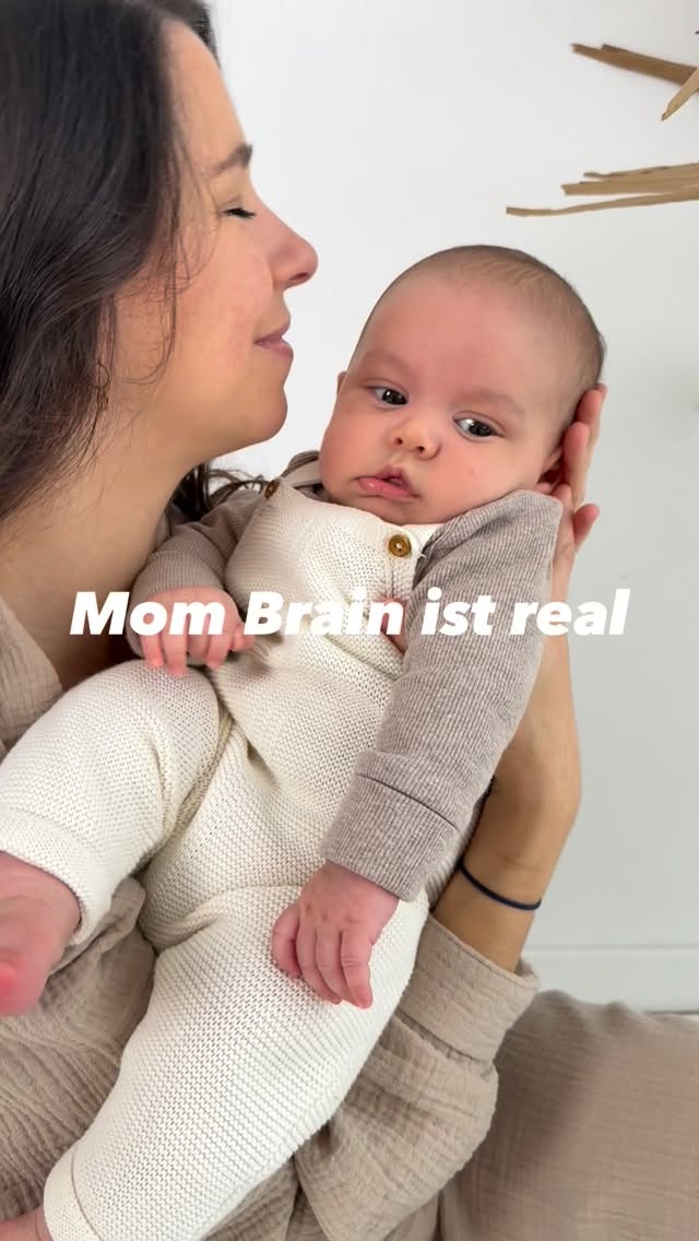 Mutter werden ist kein „Zurück zum Alltag“.
Es ist eine Neugeburt.
Und trotzdem gibt es in unserem System kaum Raum für das, was wirklich passiert.
Das sogenannte Mum Brain ist real.
Die Müdigkeit.
Die Sensibilität.
Die ständige innere Frage:
Bin ich richtig? Bin ich gut? Geht es meinem Kind gut?
Nach der Geburt beginnt das vierte Trimester –
eine Zeit, in der sich eine Frau körperlich, emotional und neurologisch neu ordnet.
Doch statt Fürsorge bekommt sie Erwartungen.
Statt Regulation oft nur Funktionieren.
Dabei braucht eine Mutter in dieser Phase vor allem eines:
Verbindung.
Soziale Rückanbindung.
Ein Nervensystem, das sich anlehnen darf.
Die Mutterschaft richtet dich neu aus.
Du lernst Signale zu lesen.
Du reflektierst dich tiefer als je zuvor.
Du suchst Sicherheit durch Beziehung.
Diese Prozesse sind nicht „normaler Alltag“.
Sie sind heilig.
Und sie verdienen Raum.
Mehr Raum, als unser System aktuell zulässt.
Wenn du dich in dieser Phase verloren, roh oder überfordert gefühlt hast du warst nicht falsch.
Du warst mitten in deiner Transformation.
Folge mir für mehr @soulmom.era @soulmom.era @soulmom.era