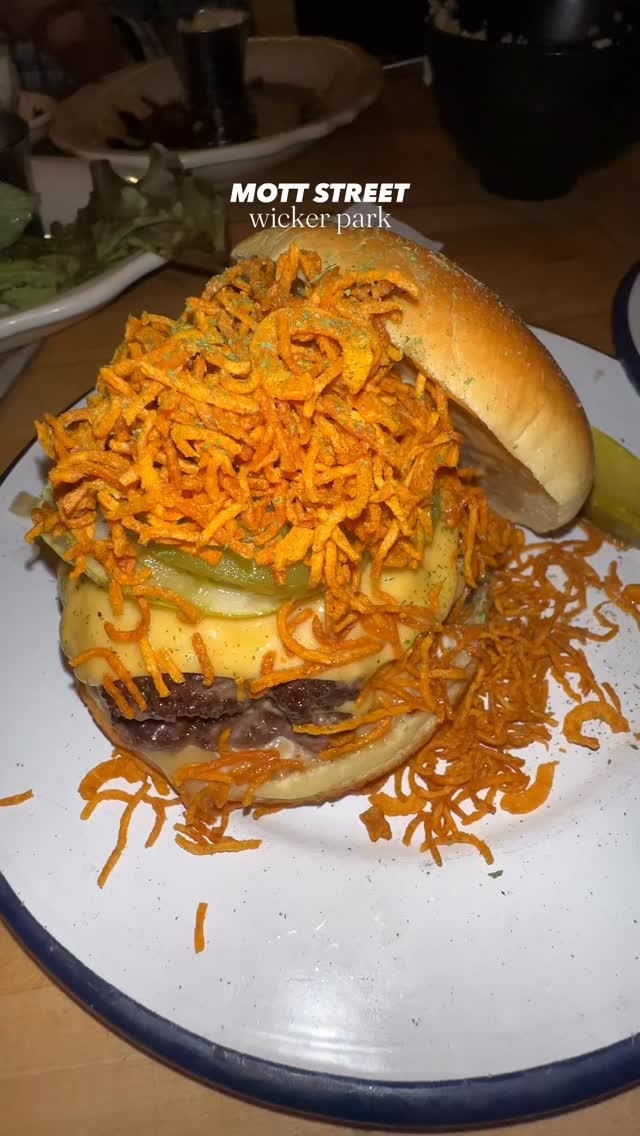 @eatmottst is known for the burger, but the garlic rice, everything wings, and shrimp noodles deserve just as much hype. Every dish here delivers bold, unforgettable flavor. 🍔🔥
#chicago #chicagofood #burger #chicagorestaurants #restaurant