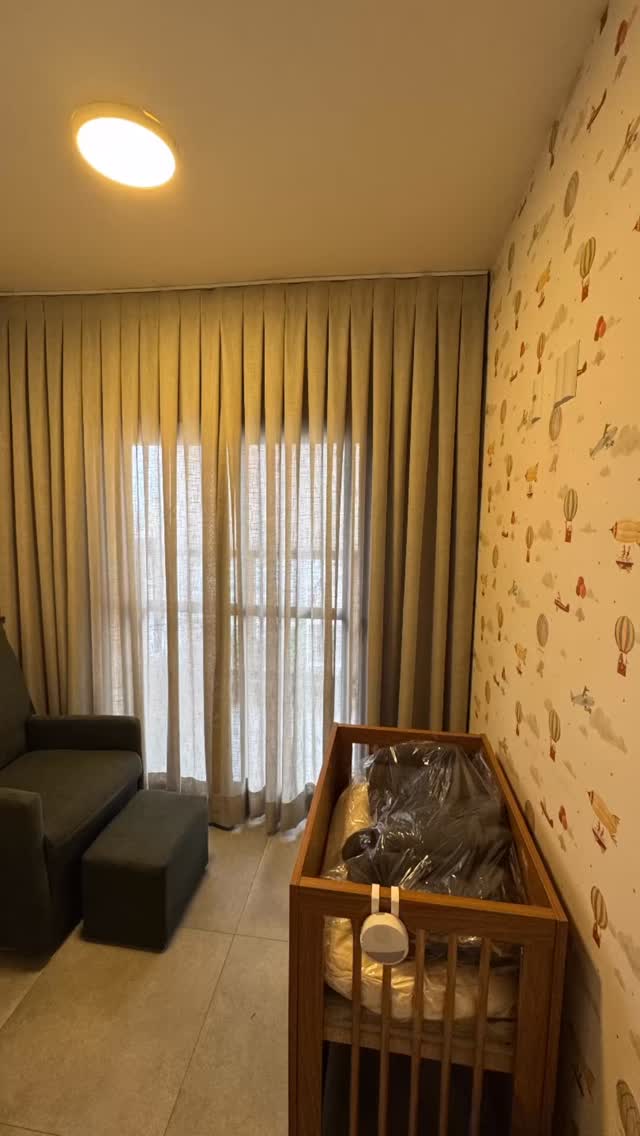 Detalhes que abraçam! ✨
Para este quartinho, escolhemos a leveza e a textura natural da cortina em linho, que garante uma iluminação suave e muito conforto visual. Somado ao charme do papel de parede de balões, o resultado é um ambiente que convida ao descanso e ao sonho. 🎈☁️
O que acharam dessa composição?
#decoração #quartodebebe #cortinalinho #papeldeparede #interiores homedecor nurserydesign