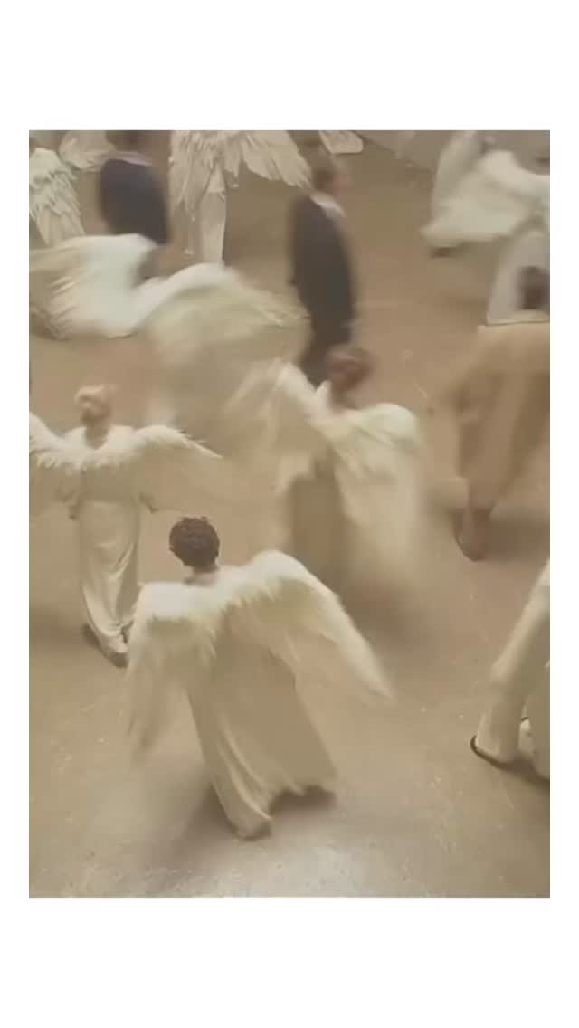 Håb for fremtiden…
Vores verden er i forandring.
For mange opleves det, der sker lige nu, som en form for ramlen og skramlen – så alvorlig, at selv erfarne stemmer taler om, at håbet for fremtiden er tabt. Senest udtalte Ulrik Vestergaard Knudsen dette i DR Deadline.
Men er håbet virkelig tabt?
Og hvis ikke – hvor bor det så?
Mit fokus har længe været et andet sted.
Ikke på verdensordenen i sig selv, men på det, der bevæger sig imellem generationer:
viden, værdier, erfaringer og bevidsthed.
For os, der ikke sidder i positioner med direkte indflydelse på globale beslutninger, findes der stadig et dybt meningsfuldt ansvar:
At støtte næste generation i at kunne se klart.
Vi står på hinandens skuldre.
Det vores forældre ikke nåede at transformere, får vi ofte med som en del af vores livsopgave og sådan bevæger evolutionen sig gennem os alle – på godt og ondt – generation for generation.
Så hvordan kan vi støtte vores børn og unge?
Her oplever jeg, at hologenetiske læsninger kan være en vigtig støtte.
Ikke som svar på, hvad man skal gøre – men som indsigt i hvordan man ens barn/unge er sammensat, hvilke mønstre og potentialer der er i spil, og hvad der kalder på bevidsthed og modenhed.
En hologenetisk læsning kan give klarhed over både skygger og gaver – og dermed støtte dig i at stå mere rodfæstet på sidelinjen: som forælder, som menneske, som del af en større sammenhæng.
Hvis du mærker, at dette taler ind i dit liv lige nu, er du velkommen til at læse mere via link i bio.
Kærligst
Pernille
Video fra @gothonline
______________________________________
#gennøglerne #hologenetisklæsning #indreKlarhed #generationer #bevidstLiv