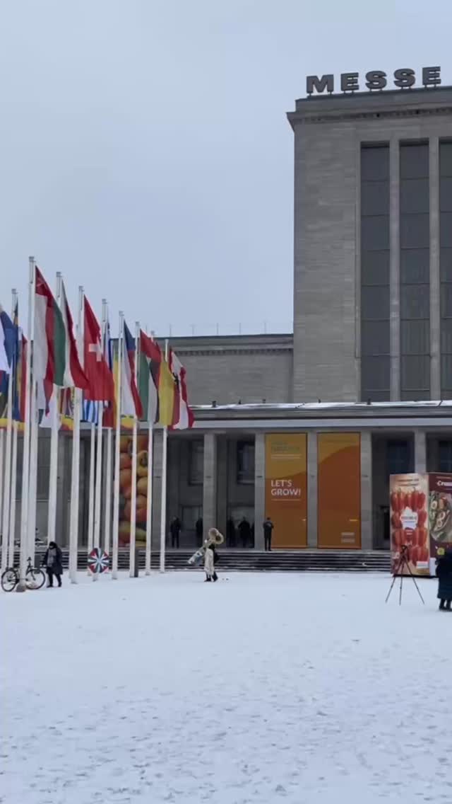 Ya estamos en @fruitlogistica 🌍🍌
El banano ecuatoriano dice presente, conectando calidad, sostenibilidad y oportunidades de negocio con el mundo.
Desde AEBE acompañamos a nuestros socios y expositores, impulsando alianzas estratégicas, innovación y nuevos mercados.
Nos vemos en el pabellón Ecuador 🇪🇨
¡Los esperamos! Pabellón 23 A31 y A50
#AEBE #BananoEcuatoriano #FruitLogistica #banana @agzulasa @lyraexports @tropicalrepublic_ec @citikold_sa @toco_bananas @grupomanobanda