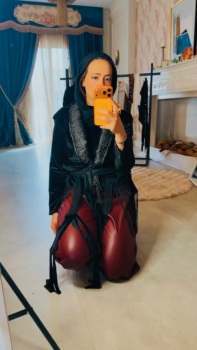 Black, but never basic.🌙🌙🌙🌙🌙🌙
Our pure silk velvet bust with fringe details, a statement collar, and a bold belt ✌️ made to shine this Ramadan. 🖤✨🌙🌙
Limited pieces.🖤👌🏻🖤🌙🖤
#RamadanStyle #RamadanLooks #ModestFashion #VelvetLove #bycherwinewakeb