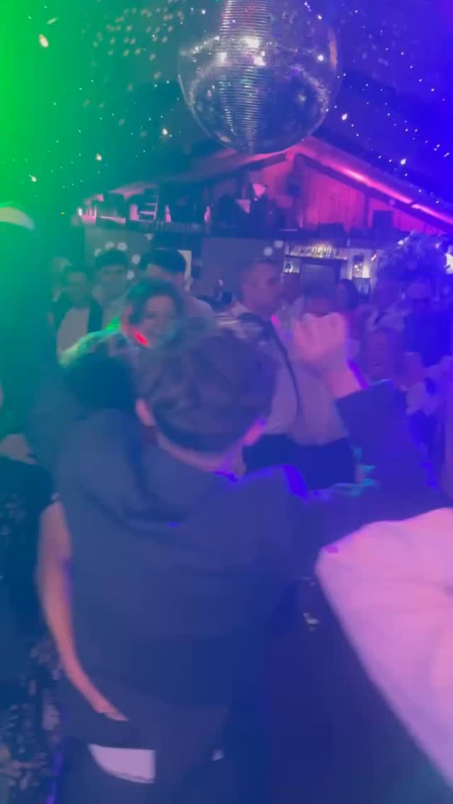 This is why couples book us.
📍 @owenhouseweddingbarn
🎵 Don’t Look Back In Anger
If you want this energy at your wedding, get in touch.