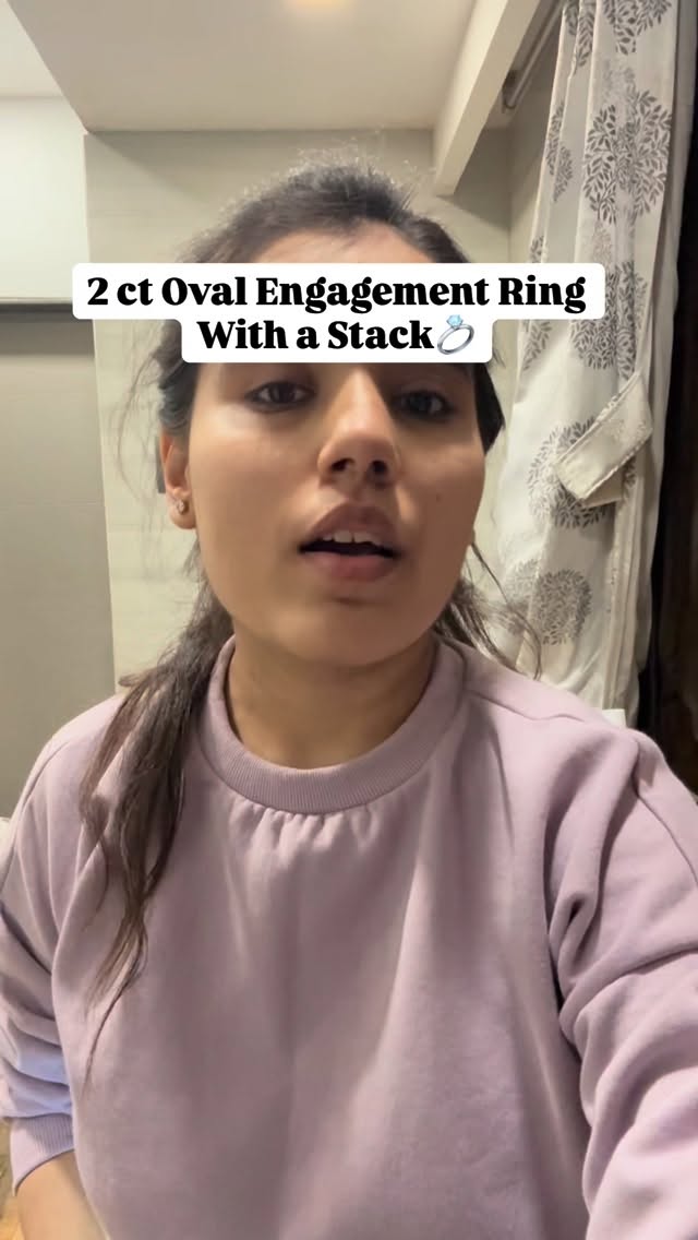 When the center shines bright and the band knows how to sparkle. 💎✨
( diamond ring, engagement ring, oval cut, 2 carat, diamond jewellery)
#diamondring #engagementrings #ovalcut #jewellery