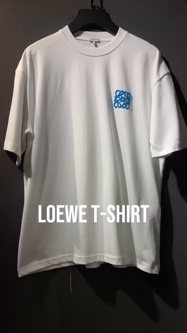 Loewe T-Shirt 🖤
✨ Simple. Stylish. Essential. ✨
Your new wardrobe favorite. 💫
💰 Price: 300 aed | 30 omr
📦 Delivery: Available