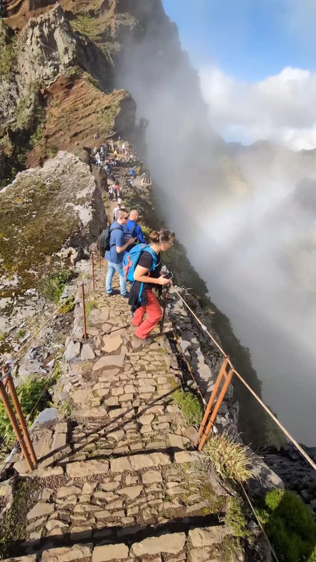 Madeira voelt als de hemel op aarde! 🌥️🌿
Zeker als je hier letterlijk tussen de wolken wandelt. Van levada-routes door groene valleien tot bergpaden hoog boven de oceaan: dit eiland is gemaakt voor wandelaars en natuurliefhebbers.
Wil jij weten welke wandelingen het mooist zijn, waar je het beste verblijft en wanneer je moet gaan?
👉 Volg metthijsopreis voor meer reisinspiratie
👉 Of laat jouw Madeira-reis slim plannen via metthijsopreis.com