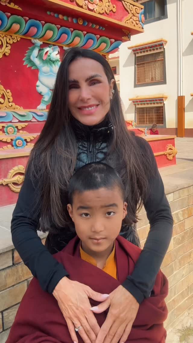 Nossa Sócia-Investidora, @danikallas já está no Nepal para nossa ação com pequenos monges locais. 🇳🇵
Dani fez a ponte Davos-Katmandu e explica a importância de participar das importantes discussões teóricas mas levá-las para a prática em campo onde são tão necessárias.
Nos stories, mais imagens dessa ação e esse grupo de voluntários que é tão especial para a Vv! 💙