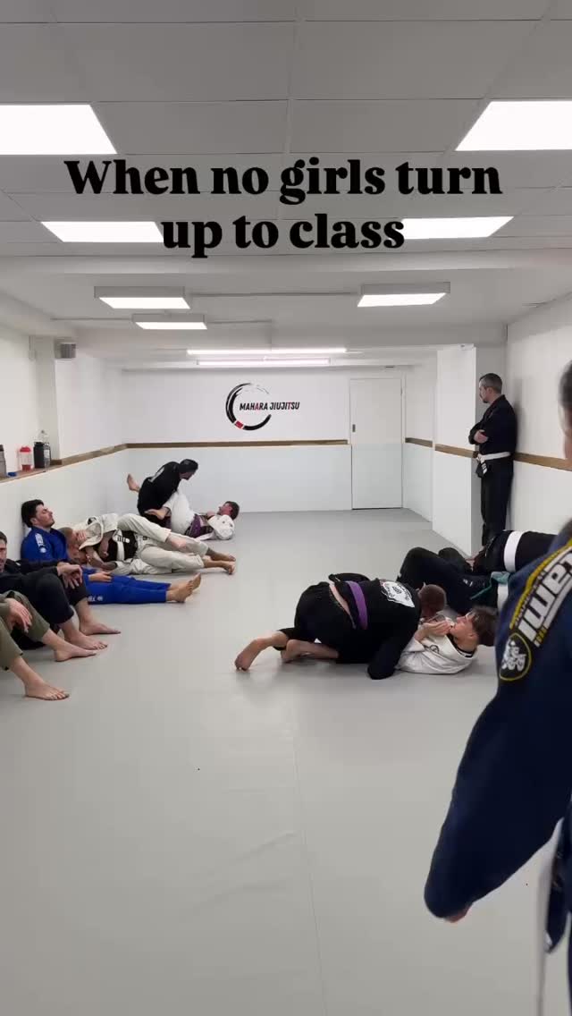 💃🏼We have some amazing women of all ages training Jiujitsu at Mahara Jiujitsu. We all know this feeling though.
Thanks for making this @steviesansan 🤣
#womensbjj #bjjwomen #womengrapplers #brazilianjiujitsu #exmouth