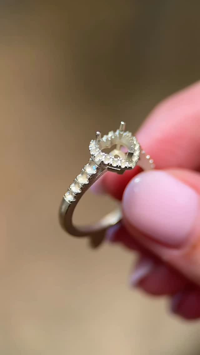 Jako zlatnice se mě lidé často ptají, co na své práci mám nejraději.🤔 Já na to ale nemám jednoznačnou odpověď. Skoro vždy odpovím něco jiného, je to opracování, fasování (zasazováni kamenů), nebo leštění? Neumím si vlastně vybrat, všechno má něco do sebe.🫶Dnes se můžete podívat na zrychlenou ukázku fasování centrálního kamene. Jedná se o velmi krásný a výjimečný přírodní diamant o velikosti 1,5 karátu, Čistoty VVS a barvy D. 💍 Michaela 🤍 #deloire #deloirejewelry #brno #sperkydeloire