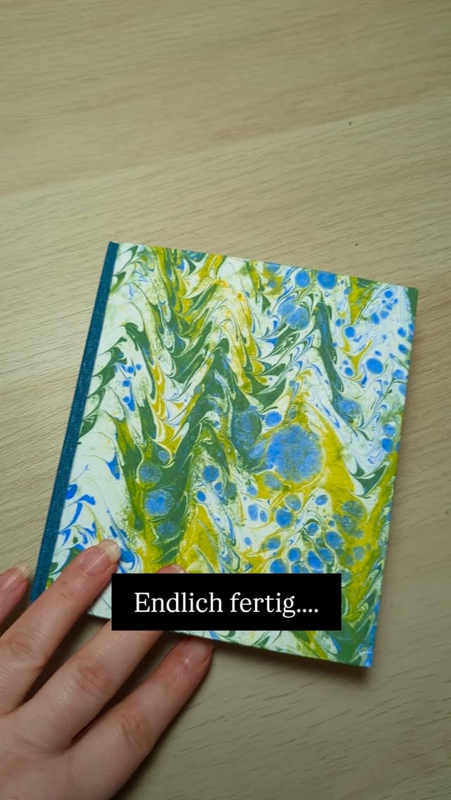 Aquarellfarben swatchen,so nötig wie nervtötend... Aber es war mal wieder Zeit Ordnung in der Aquarellfarben -Schublade zu schaffen... Jetzt ist auch mein Buchbinder Platz wieder frei, es warten ja bereits zwei Aufträge und ich konnte heute auch noch gleich das nächste YouTube Video abdrehen
#dailyart #aquarell #ateliermoment #artflow #myownartology