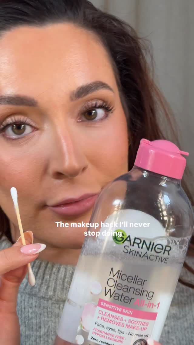 The STEP BY STEP unstoppable combo of @garnieruk micellar water and @kyliecosmetics ‘kylie’ lip liner 👊🏼🪄
1) Create a sharp over lip-line with your damp micellar cotton bud. Don’t go too crazy just a smidge over your natural lip.
2) Let it dry down before applying your chosen liner!
3) Use a wax based / long wearing lip liner for best hold! @kyliecosmetics and @maybelline have amazing ones!
Want the links? Comment “lip liner” and I’ll send you my favourites!💋