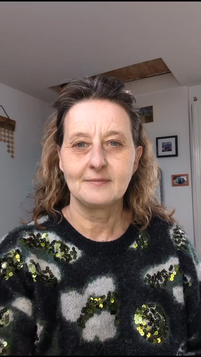 Quand une femme n'arrive pas a avoir un enfant, il y a souvent un traumatisme derrière. Mais il n'est pas forcément de cette vie là. Il est possible que son inconscient soit encore traumatisé par une expérience subie dans une vie passée. L'inconscient se fait alors une promesse ou a trop peur pour devenir mère à nouveau. C'est le cas de cette femme qui dans sa vie antérieure c'est suicidé car elle avait perdu son fils a la guerre et que suite à ça, elle a été très en colère contre tous le monde y compris ceux qu'elle aimait le plus, ses filles et son mari. A bout ils sont partis et elle s'est suicidée en se faisant la promesse de n'avoir qu'un seul enfant. Quand elle a accouché de son premier enfant, cette vie d'avant est réactivée. Elle ne se rappelle pas de son après accouchement, mais pense qu'on lui a arraché son enfant. En fait c'est l'enfant de sa vie d'avant qu'on lui a arraché...
Encore une histoire extraordinaire ! Mais maintenant qu'on a réparé, qu'on lui a fait prendre conscience qu'elle a retrouvé son fils, qui est son fils aîné actuellement, tout va rentrer dans l'ordre. Sa sécheresse vaginale va s'arrêter et elle va pouvoir avoir son troisième enfant.
#hose #histoireextraordinaire #hypnoseregressive #inconscient #oliviafavre