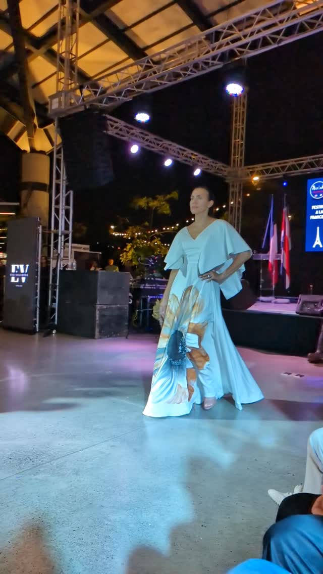 Donde termina la tela y comienza el arte.
Nuestra firma es el pincel. El proceso de pintar a mano asegura que ninguna pieza sea idéntica a otra. Quien lleva una creación de Eve Valverde no solo viste un diseño; porta la energía, el tiempo y la intención de una obra única.
La exclusividad no es un logo; es la imposibilidad de ser copiado.
#EveValverde #AlgodonPintadoAMano #UniquePiece #CostaRicaDesign #LuxuryCraft AtelierLife