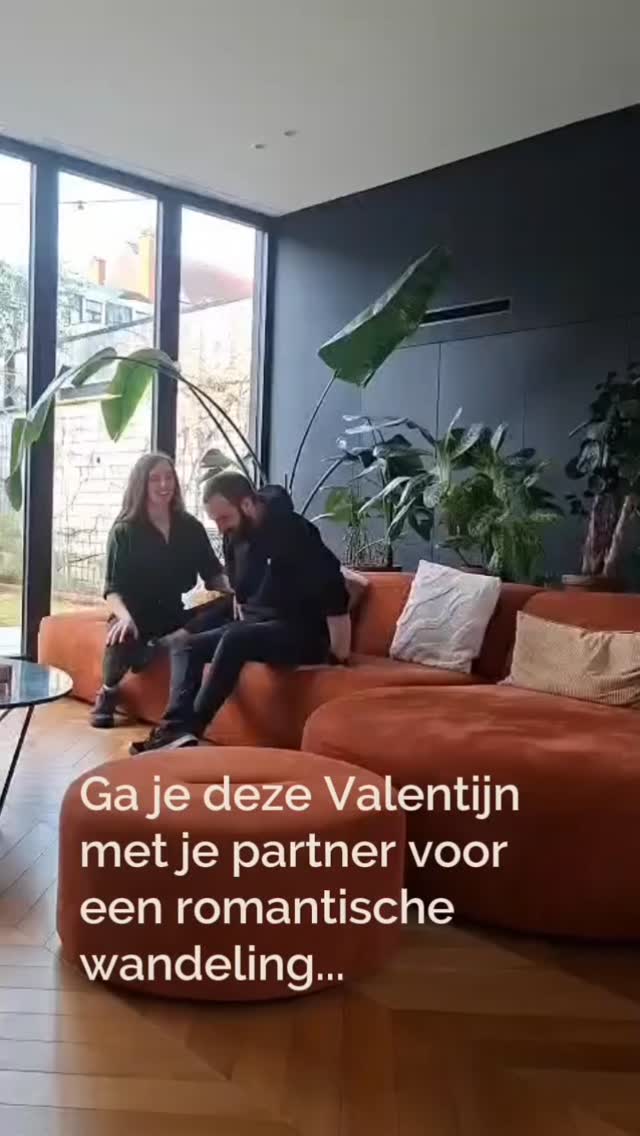 Die Valentijnswandeling hand in hand
die je afzegt “voor de zekerheid”.
Dat etentje dat je inkort
omdat lang zitten pijn doet.
Die spontane omweg, die je niet durft nemen.
Je rug doet pijn, niet omdat je zwak bent,
maar omdat je leert compenseren
in plaats van echt veranderen.
En ondertussen schuif je het leven vooruit.
Later. Dan doen we het. Als het beter gaat.
Maar later komt niet vanzelf.
Momenten met je partner,
die krijg je niet opnieuw.
Hoeveel tijd steek je nog in het vermijden, en rusten van je rug! Momenten die je vrijheid niet teruggeven?
Als je wil gaan voor echte verandering dit jaar boek dan een vrijblijvend gesprek met me in (link in bio). Ik help je graag op weg!