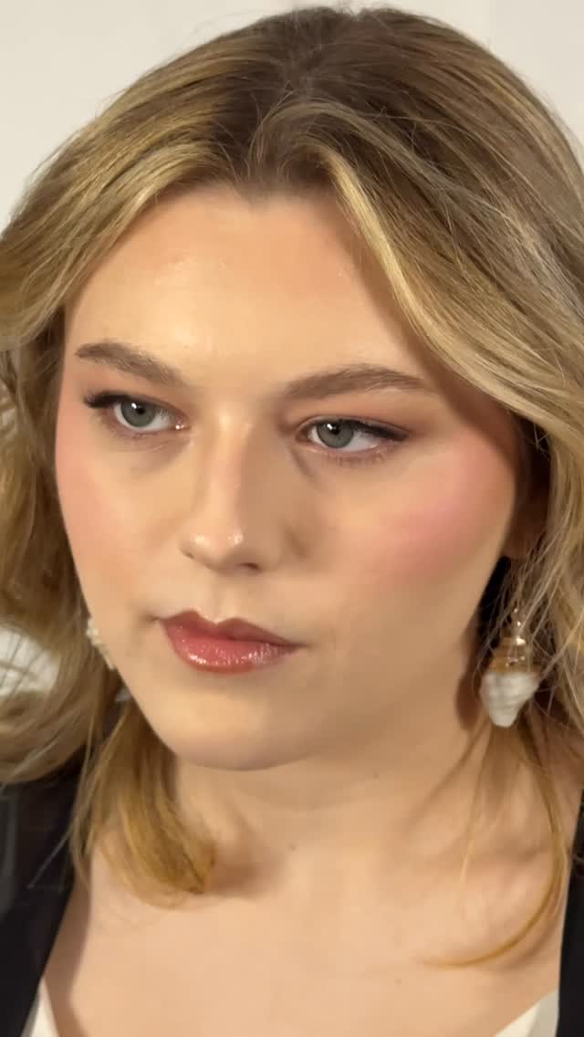 Really getting into the Valentine's Day vibes 💕
Key Products in achieving this look:
EYES
@maccosmeticscanada shadows in Malt, Royal Rendezvous, Girlie, Felt Cute, Naked Lunch
@makeupforever Artist Color Pencil in Dimensional Dark Brown
@onethirty.co Lift lashes
SKIN
@diorbeauty Backstage Face & Body
@saiebeauty Dew Blush in Baby
@narsissist Powder Blush in Thrill
LIPS
@maccosmetics Liner in Cool Spice + Edge to Edge
@fentybeauty Glossbomb in Fu$$y