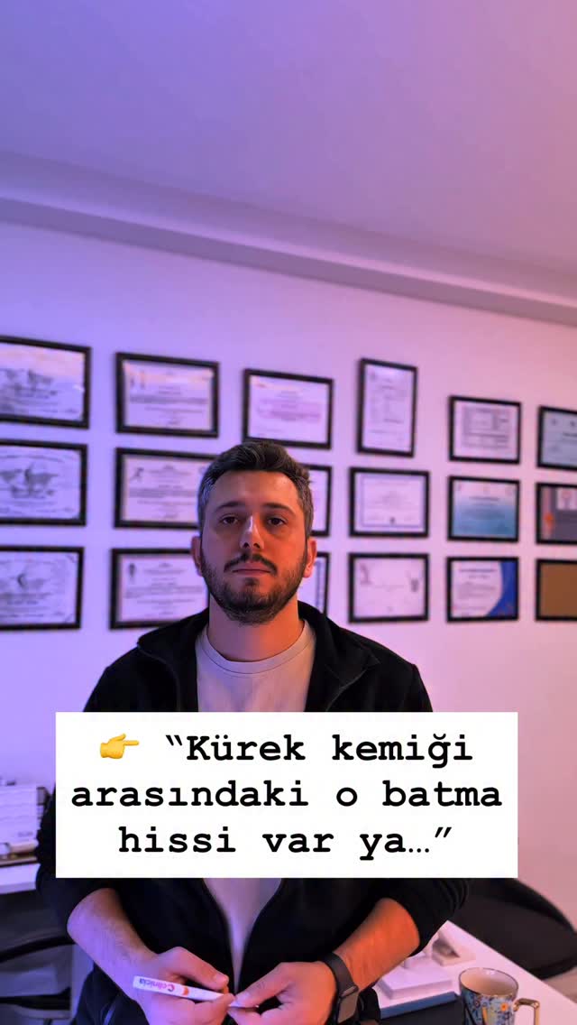 Kürek kemiği çevresindeki ağrılar çoğu zaman kas kaynaklıdır ve uzun süreli duruş alışkanlıklarıyla ilişkilidir.
Omuzların öne doğru kapanması ve başın öne konumlanması bu bölgedeki yükü artırabilir.
Zamanla bu durum noktasal ağrı, batma veya yanma hissi şeklinde ortaya çıkabilir.
Vücudu yalnızca ağrı olan bölge üzerinden değil, genel duruş alışkanlıkları üzerinden değerlendirmek önemlidir.
📎 Bu içerik genel bilgilendirme ve farkındalık amacıyla hazırlanmıştır.
#bilgilendirme
#sırtağrısı
#kürekkemiği
#postür
#masaşındahayat
hareketfarkındalığı
fizyoterapi