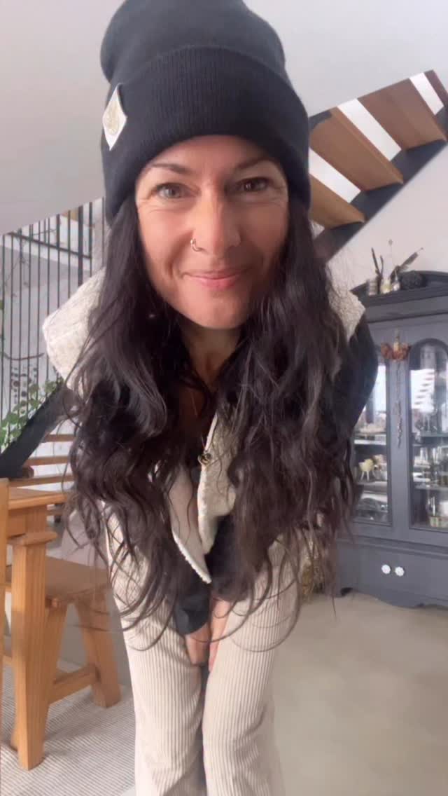 FAIL .. oder doch noch geklappt? 😆🤭🤍
hi ihr Lieben, ich hab mir ja letztes Mal ein paar Stoffe gekauft ich hab schon länger im Kopf und jetzt war es endlich soweit. Mit tatkräftige Unterstützung von meiner Mum ging ans Werk.
Ohne richtigen Plan aber mit Bildern im Kopf wollten wir eine Teddy Plüsch Baumwoll Weste nähen.
Erst hat es eh gut funktioniert , dann hatten wir mal einen Denkfehler drinnen und irgendwie hat es nicht mehr zusammen gestimmt - nach herum probieren und viel über uns selber lachen hat es dann doch noch toll geklappt.
Was sagt ihr zu dem Endergebnis?
Ich lieb die Weste jetzt schon und bin mir sicher, dass ich sie oft trage, gerade in der Übergangszeit, perfekt kuschelig um die Körpermitte 🥰
Danke mum für‘s helfen!
Habt ihr auch schon mal Kleidung selber genäht?
Was habt ihr schönes gemacht oder hattet ihr auch schon mal einen kleinen Fail Moment? 😅
Learning by doing, oder?
Freu mich wenn ihr eure Erlebnisse und Erfahrungen in den Kommentar teilt 🥰
Alles Liebe, eure
Meli mint
#weste #selbernähen #love #diy #fail