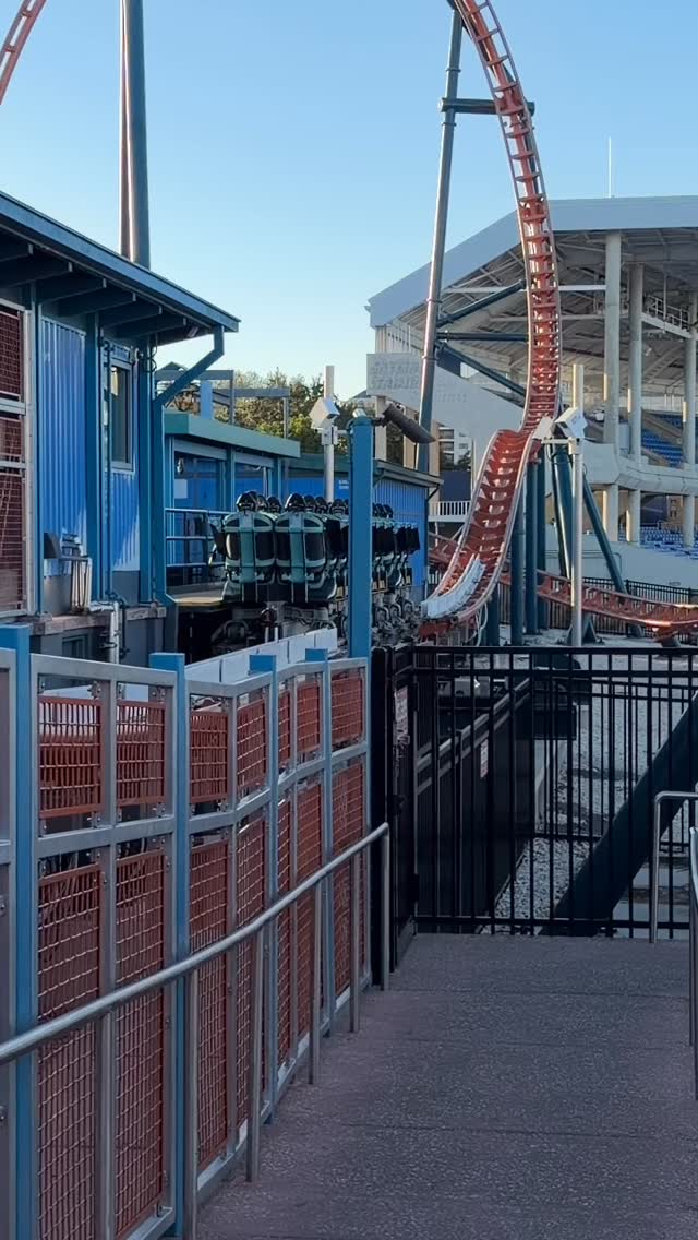 Yo creyendo que venía a relajarme… y termino viviendo la adrenalina al máximo 😅🎢
Vacaciones intensas, como la vida misma ✨
Salir de la rutina, cambiar de escenario, reír, gritar y disfrutar también es parte de recargar energía 🌍💫
Y más aún cuando es acompañada de mi hijo, que está viviendo algunos de los momentos más importantes de su formación y de su vida 👩👦💙
Porque desconectar no siempre es quedarse quieta, a veces es simplemente estar presentes, vivir el momento y atesorarlo 🤍
Volvemos el 12 de febrero con las pilas recargadas 🔋✨ para retomar con más ganas, más foco y más pasión por lo que hago cada día 🦷💎 #montanarusa #rollercoster