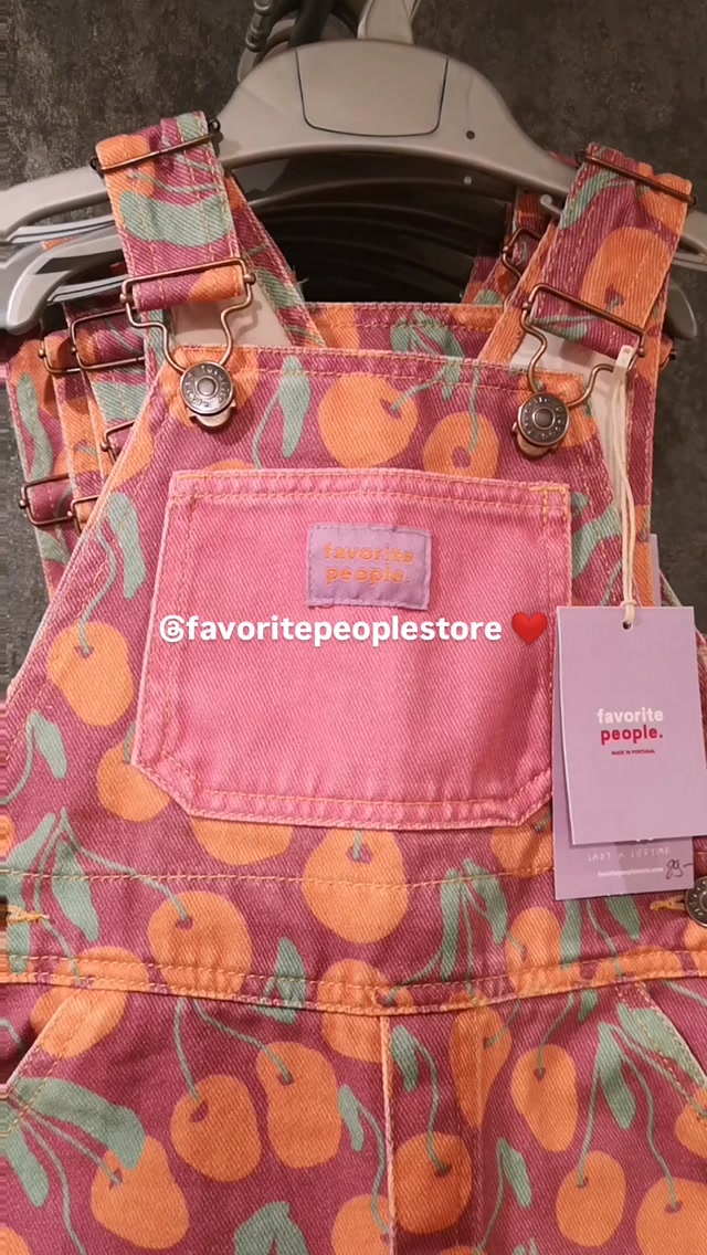 Lieblingsmenschen in Lieblingslatzhosen 🤍
Das Label Favorite People steht für bunte Latzhosen, fair produziert in Portugal – gemacht zum Spielen, Leben und Liebhaben.
#kindermode #kidsfashion #berncity #familyconceptstore #shoplocal #favoritepeople #latzhose #kidswear #slowfashionkids #lieblingsmenschen