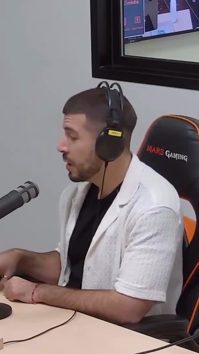 ¿Y tú? Cómo te relacionas con el Poder:
💪🏻Tienes poder pero no ejerces Influencia
💪🏻Ejerces Influencia sin creerte que tienes Poder
Y es que muchas de las disrupciones de nuestro día a día, frustración, impotencia y sentimiento de estar a medio gas, vienen porque no estamos alineados tener y usar nuestro Poder. En el miedo a usarlo, por diversos factores; o en la ceguera de verlo y asumirlo.
Lo peor: una persona poderosa que no lidera su poder, puede ser utilizada por otrxs.
Programa Derechos a Boca de @uabmedia dirigido por @christianbaezv y facilitado por @anuec.ec disponible completo en youtube.
#poder #psicologiasocial #liderazgo #Liderar #talento