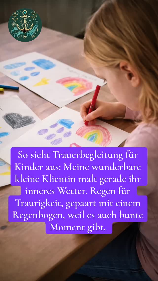 ⚓️ TRAUERBEGLEITUNG FÜR KINDER & JUGENDLICHE 💜 Kinder zeigen ihre Gefühle nicht in Worten.
Sie zeigen sie im Wetter.
Diese inneren Wetterkarten habe ich mit meiner 7-jährigen Klientin gemalt.
Sie trauert um ihre Uroma.
🌩️ Gewitter, Blitz und Donner
stehen für ihre Wut.
Für das laute, plötzliche, unfaire Gefühl.
🌧️ Regen
ist ihre Traurigkeit.
Leise. Schwer. Anhaltend.
🌈 Und selbst im Regen gibt es Regenbögen.
Nicht immer.
Aber manchmal.
👀 Trauerbegleitung heisst nicht, Gefühle weg zumachen, zu sortieren oder zu bewerten.
Sondern sie da sein zu lassen – genau so, wie sie sind. Sie anzuerkennen, zu benennen, ihnen Raum zu geben.
➡️ Wenn ein Kind zeigen darf:
„So fühlt es sich in mir an“,
muss es nichts mehr verstecken.
🤍 Trauerbegleitung hilft Eltern zu verstehen,
was im Inneren ihres Kindes passiert –
auch wenn es nach aussen „funktioniert“.
✅ Und sie zeigt Kindern:
Mit mir ist alles richtig.
Ankerhalt – Ganzheitliche Begleitung - für dich, wenn du einen Anker brauchst!
#trauerbegleitung #trauerbegleitungfürkinder #hoffnung #gefühlezulassen #zofingen