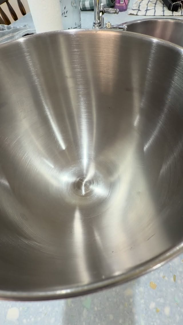 Roses are red, cookies should be too โค๏ธ๐ช Available to order for Valentineโs Day.
#amberblossomcakes #cake #supportlocal #southcoastweddings #valentinesgiftideas