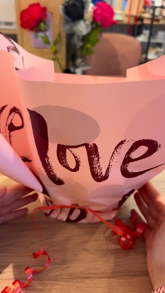 Happy Valentine’s Day ❤️🌹🧁
Venez nous voir samedi de 10h à 13h puis 14h30 à 19h vous y trouverez:
🧁 cupcakes ❤️🧁🌹
🧁 Bar à bouquets minute : 3, 7 ou 12 cupcakes 💐🧁
🧁 Cinnamon rolls & Red Velvet cinnamon rolls 😍
🧁 Carrot cake 🥕
🧁 Cookies aux pépites de chocolat 🍪
🧁 Boissons chaudes et froides 🧋☕️🫖
🧁 Épicerie fine et anglaise
🧁 Articles de pâtisserie ( douilles, poches, boites, caissettes, colorants, paillettes, décorations…)
Saveurs des cupcakes samedi :
Vanille, vanille-fraise yuzu, vanille-ananas passion, vanille-framboise , chocolat, chocolat-pâte à tartiner, ‘dubai’ chocolat-pistache, chocolat-peanut butter
Fait maison ! 💓
#angiescupcakes77 #bouquetdecupcakes #patisserietrompeloeil #stvalentin #cupcakes77
@lagnycommerces