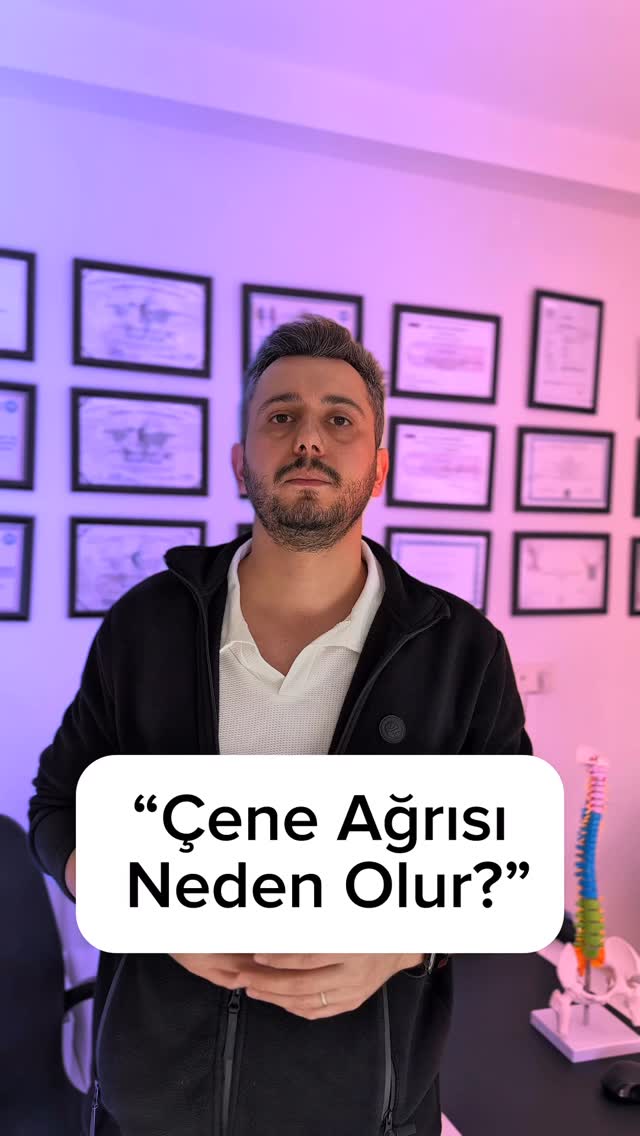 Çene eklemi, baş ve boyun bölgesiyle birlikte çalışan karmaşık bir yapıdır.
Bu bölgede oluşan gerginlikler yalnızca çene hareketlerini değil, günlük yaşam konforunu da etkileyebilir.
Stres, duruş alışkanlıkları ve diş sıkma gibi faktörler çene çevresindeki kasların yükünü artırabilir.
Bu nedenle çene ile ilgili şikâyetler değerlendirilirken, çevre yapılar da göz önünde bulundurulmalıdır.
📎 Bu içerik genel bilgilendirme ve farkındalık amacıyla hazırlanmıştır.
Teşhis ve tedavi niteliği taşımaz.
#bilgilendirme
#tmj
#çeneağrısı
#dişsıkma
#boyunağrısı