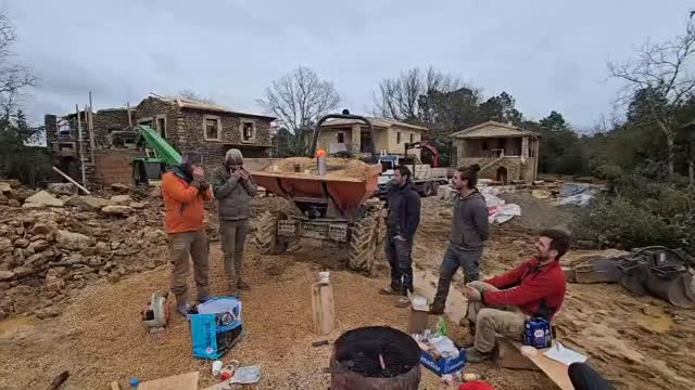 Das Ferienhaus Le Pèze ist in den letzten Zügen.
Die Aufrichtung des Dachstuhls wird gefeiert – wie es sich gehört. 😍
Gebaut wurde auch dieser Dachstock von den Rundholzspezialisten und Bergführern Scherrer aus dem Bündnerland.
Pierre, unser Gärtner, war mit von der Partie.
Und Beni hat für einmal den Schreibtisch gegen sein Handwerk getauscht und wieder in seinem Lehrberuf als Zimmermann gearbeitet.