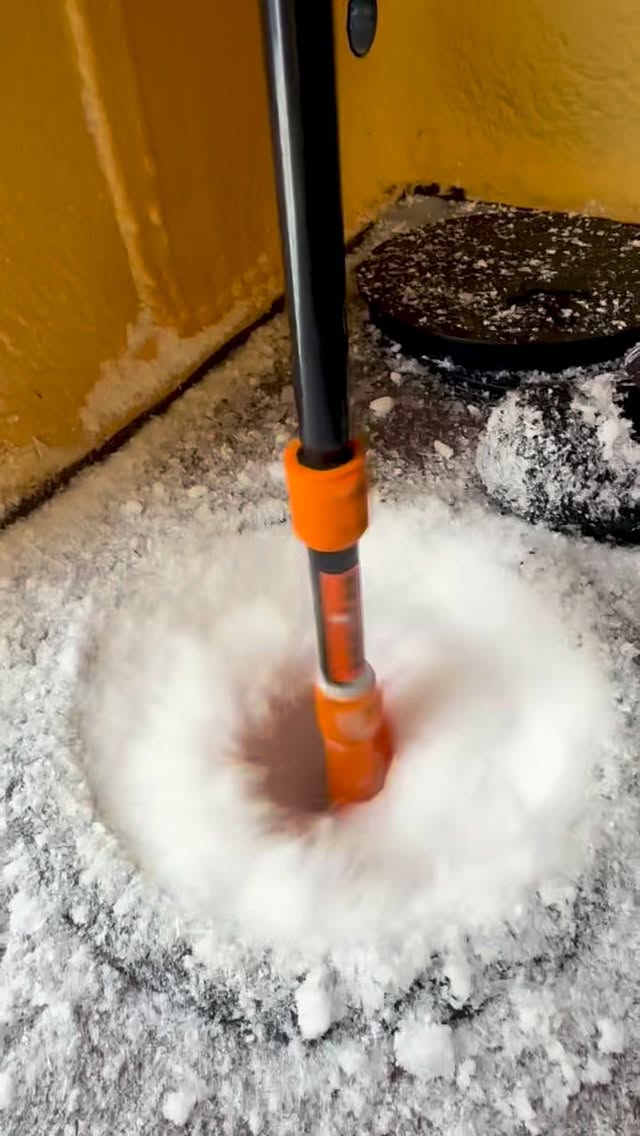 Drill. Reverse. Fish.
The RAZR Synthetic Ultra cuts through over 36 inches of ice, then a quick reverse flushes the hole clean so you can drop your line immediately.
Spend less time clearing holes and more time catching fish.
#RAZR #IceFishingLife #DrillPowered