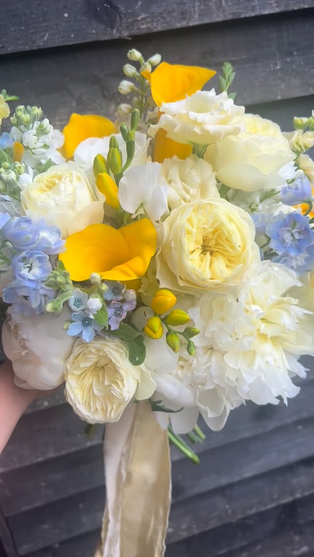 A perfect scoop of summer for Vanessa’s gorgeous bouquet, reminiscing on last summer while dreaming of the next.
Including some of summers finest.. Peonies, garden roses, freesias, delphiniums and sweet peas ✨
•
•
•
•
•
#bridebouquet #bridal #florist #weddingflorist #summerbouquet