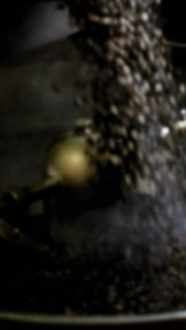 FUKUOKA COFFEE SUNTOUR
「同じコーヒー豆から無限の1杯を」
カズさん(@kazutoshishirouzu )からご依頼頂きまして、大濠・舞鶴エリアの厳選された7つのコーヒーショップが繋がる素敵なイベントの告知動画を制作させていただきました🎥
SHIROUZU COFFEEが焙煎したイベント限定のオリジナルブレンドの豆を各店舗が独自の抽出方法やアレンジを加えて色んな飲み方や味を楽しめるイベントです!
撮影の日はカズさん、モデルさんと一緒に1日で参加店舗7店舗を回って撮影したので実際にコーヒーツアーをしました!
それぞれの店舗の雰囲気や特徴、コーヒーのスタイルが見れて撮影するのもすごく楽しかった🎥
参加店舗を2店舗以上回ると貰えるカップホルダーは「デザインと実用性が両立している」
他にはないめちゃくちゃ素晴らしいアイテムなので是非ゲットして欲しい!
これ貰うために店舗回ってもいいレベルです!笑
ロゴやグッズなどの制作はアパレル時代のお隣さんダイゴパイセン(@daigoshimizu )
「ヤバい、間に合わん、終わらん」と言いながら他の仕事もバタバタのなか、きっちりといいものを仕上げる所さすがです!!
長い事お世話になりまくりの先輩2人と一緒に仕事が出来て最高の時間でした🔥
また一緒に仕事ができるようにこれからも精進していきます☆
以下、イベントの詳細です☕️
FUKUOKA COFFEE SUNTOUR
同じコーヒー豆から無限の1杯を
大濠、舞鶴周辺エリアの厳選されたコーヒーショップを巡り福岡の街を楽しみながら素敵なコーヒータイムを!!
期間 2026/2/10(tue)〜2/23(mon)
shops
@shirouzu.coffee
@fuk.coffee.parks
@u.ni_coffee
@fillesetgarcons_cafe
@coffeeman.jp
@cafe_cassette_fukuoka
@it_westparkmarket
このイベント限定で提供されるオリジナルブレンドの豆を各店舗が抽出、アレンジを加えそれぞれの違いを楽しめるコーヒーツアーです。
オリジナルブレンド(FCS BLEND )→
roasted by SHIROUZU COFFEE ROASTER
コスタリカ、レガドスのナチュラルをベースにルワンダ、ノヴァのウォッシュドをブレンド。
焙煎度は中深煎りで濃醇な甘みを持つビターテイスト。
ブラックコーヒーはもちろんミルク、エスプレッソアレンジの相性も良く様々な抽出やシグネーチャードリンクをお楽しみ下さい。
特典
対象店舗の期間限定メニューをご注文の方にノベルティーを進呈!
①イベントオリジナルの限定メニューをご注文でFCSステッカーをゲット。
②参加店舗を回ってステッカーを2枚以上ゲットしよう!
③2枚以上のステッカーを次の参加店舗で提示するとオリジナルカップホルダーをプレゼント!!
各店舗の営業時間はそれぞれSNSなどでご確認下さい。
共催:https://www.instagram.com/fuk_centralpark_guide/
#FUKUOKACOFFEESUNTOUR #福岡カフェ #福岡コーヒー #大濠公園 #映像制作