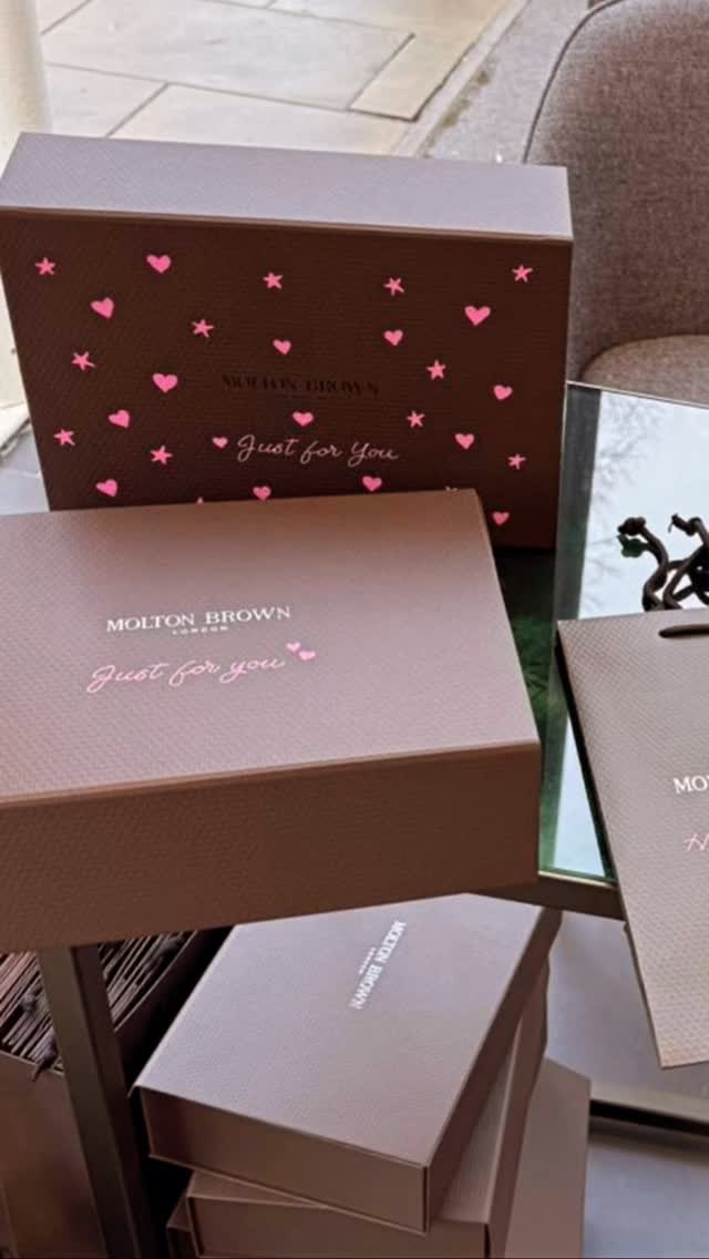 We’re in store today with Molton Brown 💕
Find us in Manchester City, Glasgow, Bluewater and Cheltenham, hand-personalising gift boxes with names and messages while you wait. The nicest part is always watching someone choose a present… and then seeing their face when it becomes completely personal.
If you’re nearby, come and say hello and let us write a message of love for you x
#MoltonBrown #PersonalisationEvent #CalligraphyInStore #GiftPersonalisation #handwritten