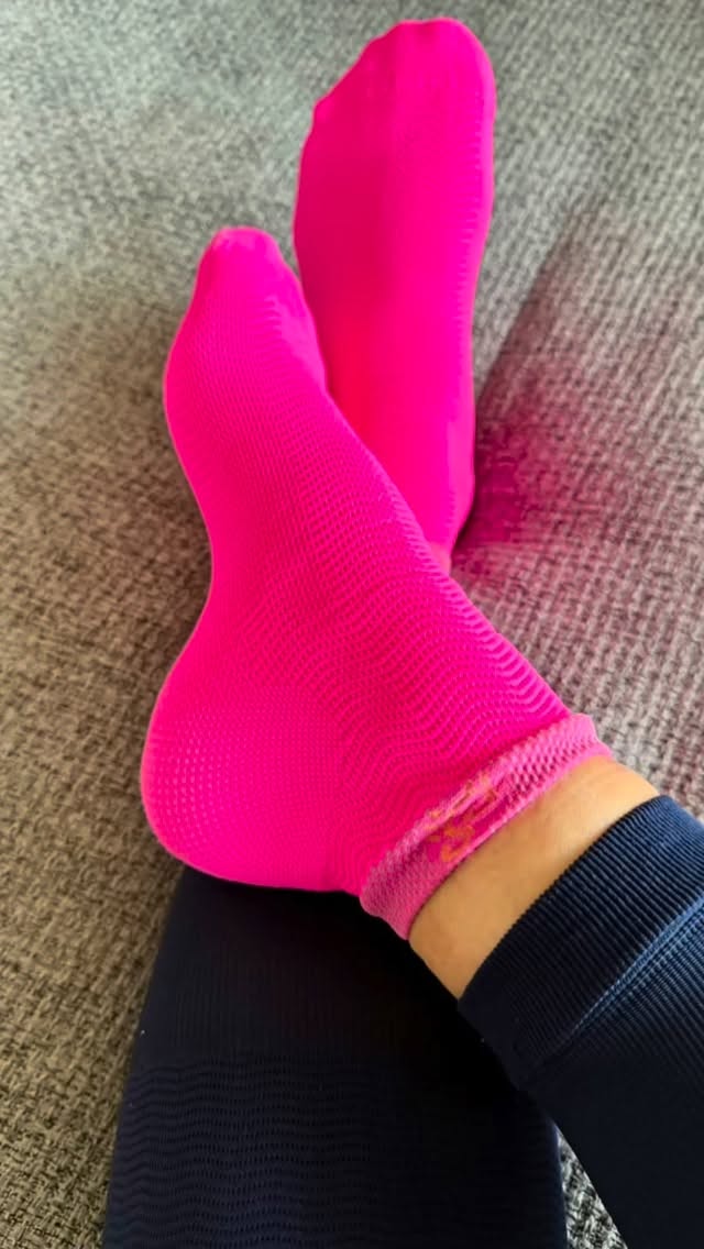 Pink. Active. Powerful. 💖🧦
The Solidea Active Power socks (unisex) are made to perform.
Their smart internal wave fabric stimulates microcirculation and supports lymphatic flow – creating a light massage effect with every step 👣⚡️
They help boost performance without wasting energy, reduce lactic acid build-up, ease joint stress and support faster recovery – perfect for gym sessions and an active lifestyle 💥🏋️♀️
Breathable and comfortable to wear, they help absorb unpleasant odors over time, keeping your feet feeling fresh even during long, active days 😎
And yes… this pink hits hard.
Available in many other cool colors too 🎨🔥