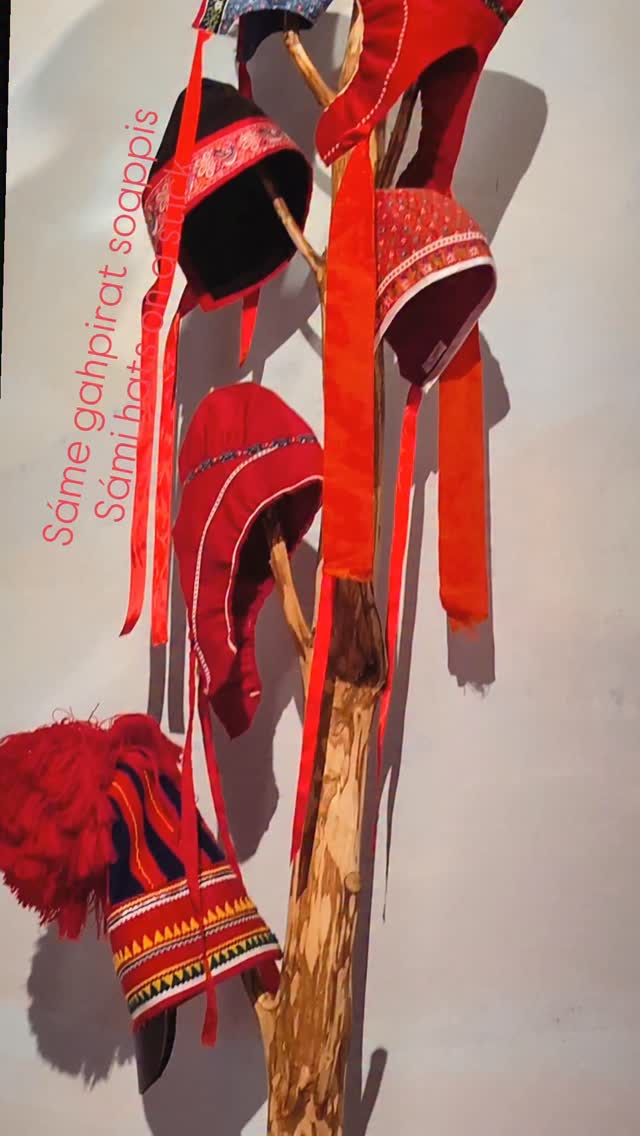 Sámegahpirat soappis heaŋgájit Romssa museas. ❤️👌🌟
Some Sámi hats on a stick at the museum in Tromsø. Do you recognize them? ❣️🤠🎩
#sápmi
