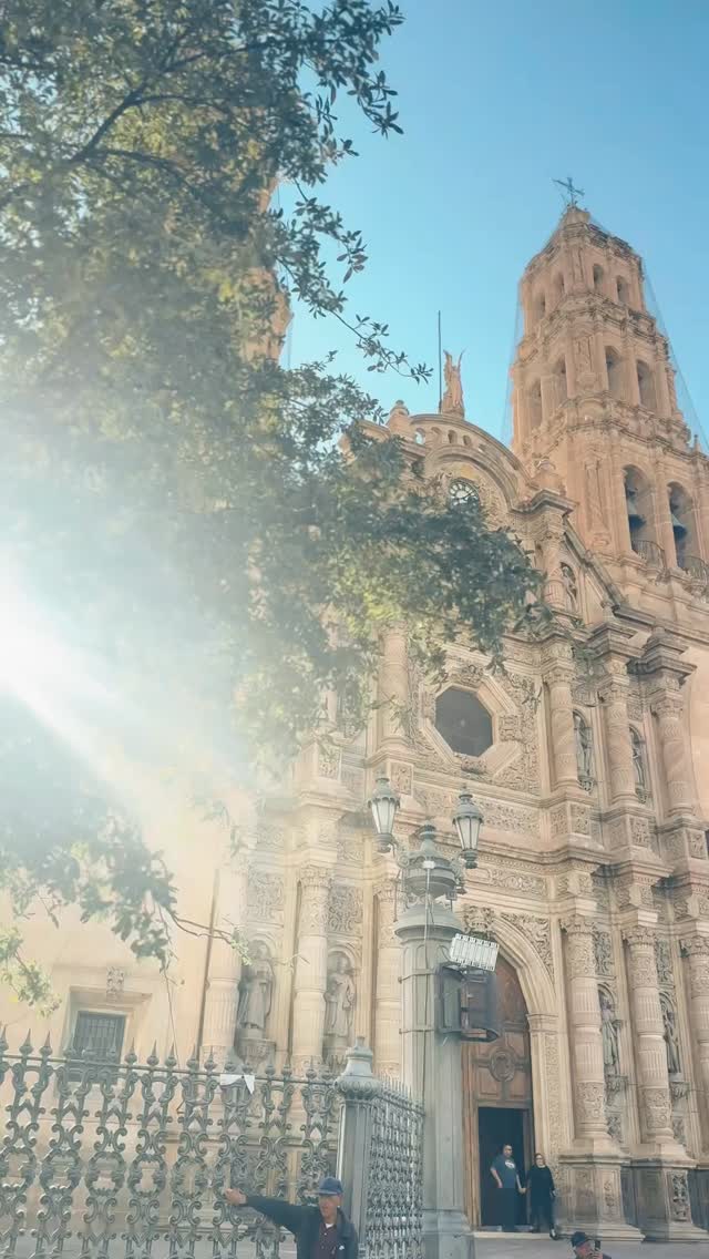 Hay viajes que te mueven el corazón…
y luego está Chihuahua y el Chepe 🚞💫
Este no fue solo un recorrido en tren.
Fue mirar por la ventana y quedarnos en silencio, fue asombrarnos con cada curva, cada barranca, cada paisaje que parecía sacado de otro mundo 🌄
El Chepe nos regaló tiempo lento, conversaciones bonitas, risas compartidas y esa sensación de estar exactamente donde teníamos que estar 🤍
Entre montañas, cañones infinitos y caminos que te recuerdan lo grande que es México.
Atravesar las Barrancas del Cobre no se explica… se siente.
Es uno de esos viajes que no se olvidan, que se cuentan con emoción y que siempre dejan ganas de volver.
Si sueñas con viajar en tren, descubrir paisajes impresionantes, desconectarte del ruido y vivir una experiencia profunda y auténtica…
este viaje es para ti.
Gracias a quienes lo vivieron con nosotros 🚞✨
Y si este video te movió algo por dentro… guarda este recuerdo, porque el Chepe siempre llama de nuevo.
⸻
🔍 Palabras clave / SEO natural
#chepe
#viajeentren
#barrancasdelcobrechihuahua
#viajarporméxico
#viajesdesdepuebla