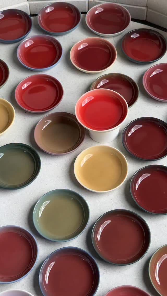 This Saturday at 8 PM CET, the sale goes live. The preview is now live ✨
You’ll find pieces that don’t quite meet my usual standard available at a discount to mix and match, along with curated sets for those who prefer a little help choosing colors. I’ll also have surprise sets of nine color samples, so many beautiful combinations to discover. 🤗 If you purchase two sets, I’ll make sure you receive 18 unique samples. 🥰