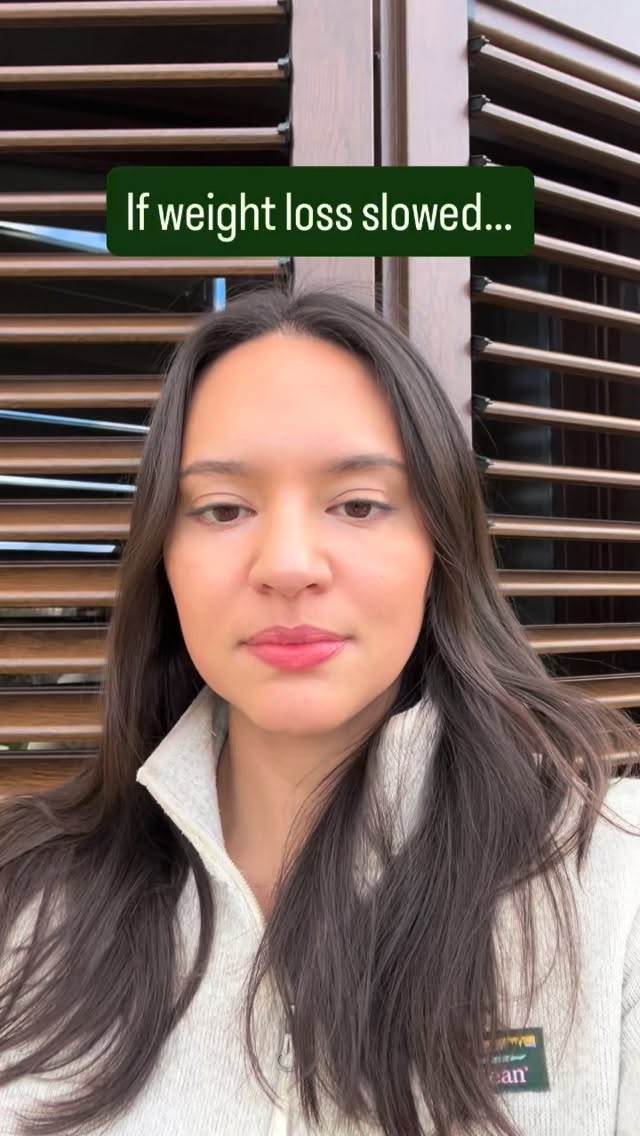 Yesterday I talked about motivation.
Today’s why.
When intake stays lower and routines repeat, your body adapts.
Energy needs shift. Hunger cues change. Progress naturally slows.
That’s biology — not failure. 🧠
This is usually the moment people try to eat less instead of plan differently.
And that’s how stalls get longer.
Plateaus don’t need grit.
They need strategy. 🍽️