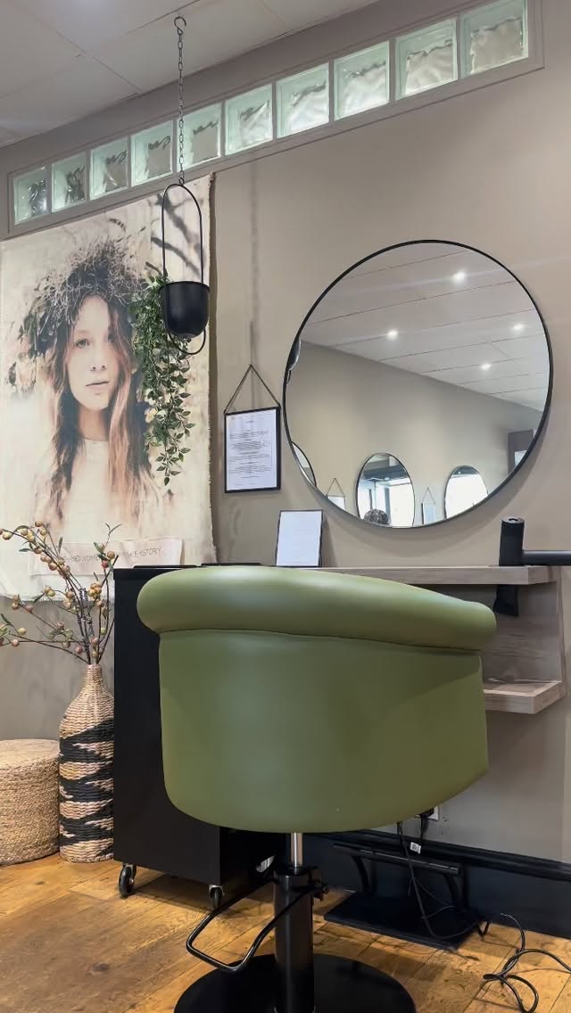 Start your weekend plans right at Isabelle’s Blow dry bar 🤍
Isabelle has now opened her diary on Saturdays’ for wash and blow dry appointments 🤍
Prices start from just £21 🙌🏼😍
Call us on 01509 621162 to book
#blowdry #blowdrybar #hairstyles