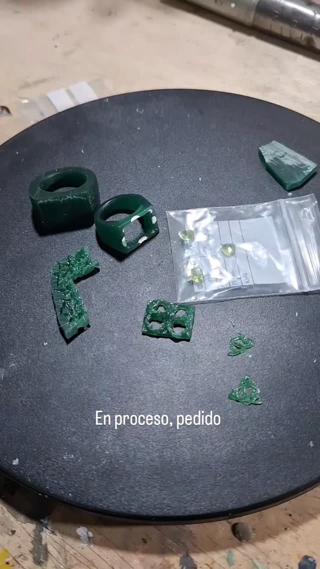 Anillo en proceso, pedido de cliente.
#joyeriamexicana #joyeria #jewelry #anillo #tallandocera
