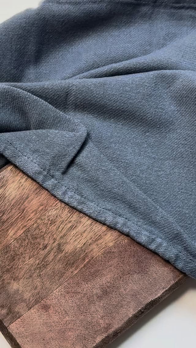 🍊 CRÈME FONDANTE À L’ORANGE
Une crème onctueuse et parfumée à l’orange, servie directement dans sa coque. À base de crème, de jus et de zeste d’orange, sans œufs, à laisser prendre au frais. À déguster avec @lesgranolasdejenny !
INGRÉDIENTS:
- 2 oranges
- 250 ml de crème (entière ou végétale)
- 100 g de sucre
- 1 cuill. à soupe de zeste d’orange
- 45 ml de jus d’orange
PRÉPARATION :
➡️Coupez les oranges en deux, videz-les délicatement et réservez les coques.
➡️Dans une casserole, versez la crème, le sucre et le zeste d’orange, puis portez à ébullition. Dès que le mélange bout, retirez du feu et incorporez le jus d’orange.
➡️Passez la préparation au tamis afin d’obtenir une texture bien lisse.
➡️Versez ensuite la crème dans les coques d’orange évidées.
➡️Laissez prendre, puis placez au réfrigérateur jusqu’à ce que le dessert soit bien frais.
GARNITURES :
- Copeaux de chocolat (facultatif)
- @lesgranolasdejenny
#lesgranolasdejenny #granola #swissmade #glutenfree #recettefacile