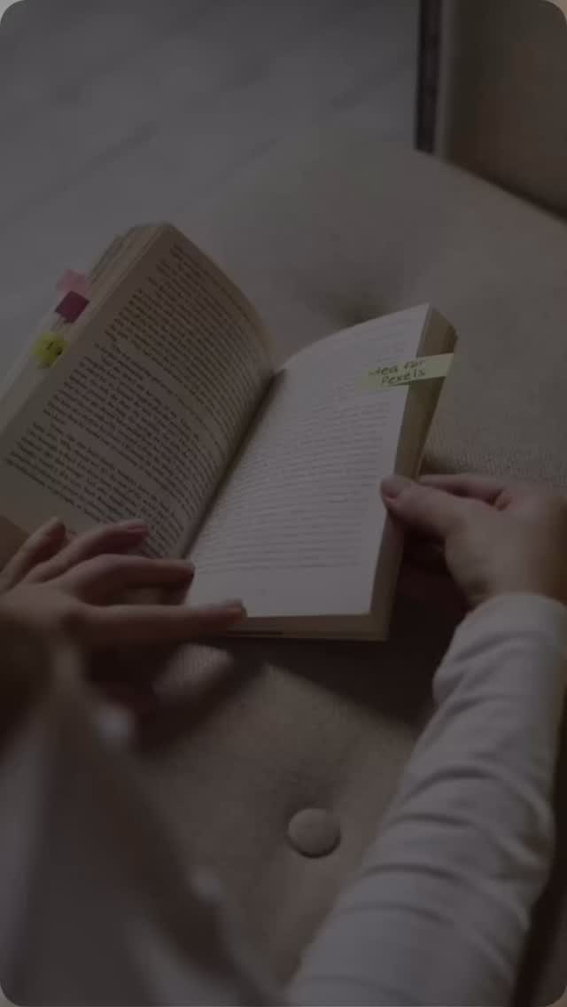 Après une séparation… puis un deuil,
on ne prend pas toujours les « bonnes » décisions.
On se coupe de ses émotions pour moins souffrir.
On veut prouver qu’on est forte.
La solitude fait peur… et pourtant, on ne se sent pas toujours à sa place au milieu des autres.
Alors on fait semblant pour tenir.
Avec le recul, je comprends que ce n’étaient pas des erreurs.
C’était ma façon d’y survivre, de faire face pour mon fils et pour moi.
Et toi, qu’est-ce que tu fais ou as fait pour tenir ?
💛 Si tu ressens le besoin d’être accompagnée pour traverser cette période, écris-moi “SOUTIEN” en message privé.
#rupture #deuil #coachingdevie #cheminement #survivre