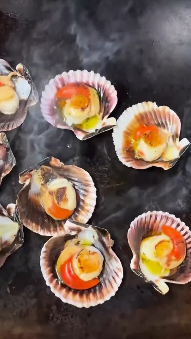 El ASMR que realmente necesitabas hoy... 🤤🐚
Si no se te ha hecho la boca agua viendo este vídeo, es que necesitas venir a probarlas para entenderlo. Etiqueta a esa persona que te debe una cena de zamburiñas. 👇
#quehacerenmadrid # #madrid #madridgastronomico zamburiñas madridsecreto