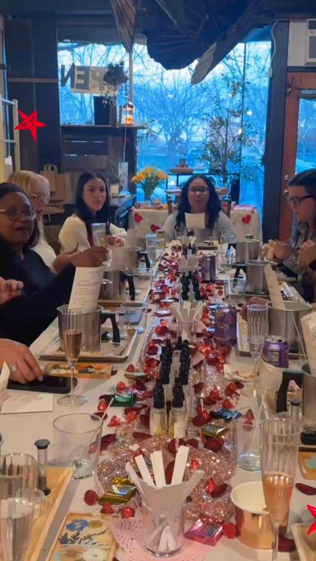 A tiny, intimate Galentine’s with my favorite women—girl dinner, a little sparkle, and candles so pretty they light up the sky!✨
Sisterhood + scent blending = dangerously cute vibes.
Tell me… are you a sweet vanilla, fresh floral, or warm & spicy kind of girl? 😘👇🏽
#galantines #girlsnight #girldinner #candlebar