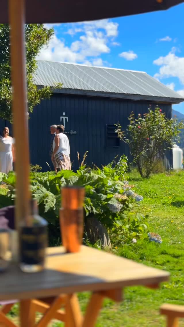 ❤️ Semana de San Valentín en Tepaluma ❤️ Del 7 al 14 de febrero.
🎶 Playlist especiales🍫 Bombones para acompañar🍸 Bar Tepaluma: 2 cócteles x $14.000 durante toda la semana.
El amor no es una sola historia, son momentos que se sienten, se brindan y se recuerdan.
7 momentos, 7 cocteles:
💐 Rosas y mariposas: Maqui Royale
🔥 La pasión del primer encuentro: Chilco Sexy Sour
🥂 La celebración de la amistad: Maqui Spritz
🤍 La consolidación: Maqui Sour
💔 El despecho femenino: Maquitini
🥃 El despecho masculino: Negroni
✨ Los años dorados de quienes persisten: Añejado en las rocas
Te invitamos a elegir tu momento en el amor y vivirlo con nosotros, copa en mano ❤️🔥
Receta N° 1: La consolidación con Maqui Sour
- 2 oz Tepaluma® Maqui Gin
- 1 oz jugo de limón
- 1 oz syrup simple
- Punta de albúmina
Canción: Pero qué necesidad, Juan Gabriel, 1994.
………………
⚠️ ᴀᴅᴠᴇʀᴛᴇɴᴄɪᴀ: ᴇʟ ᴄᴏɴsᴜᴍᴏ ɴᴏᴄɪᴠᴏ ᴅᴇ ᴀʟᴄᴏʜᴏʟ ᴅᴀñᴀ ᴛᴜ sᴀʟᴜᴅ I ɴᴏ ʙᴇʙᴇʀ ᴀʟ ᴄᴏɴᴅᴜᴄɪʀ I ʀɪᴇsɢᴏ ᴘᴀʀᴀ ᴛᴜ ʙᴇʙé I ɴᴏ ʙᴇʙᴇʀ ᴍᴇɴᴏʀᴇs ᴅᴇ 𝟷𝟾 ᴀñᴏs I ᴍɪɴɪsᴛᴇʀɪᴏ ᴅᴇ sᴀʟᴜᴅ
ℹ️ᴠᴀʟᴏʀ ᴇɴᴇʀɢéᴛɪᴄᴏ ᴅᴇ ᴛᴇᴘᴀʟᴜᴍᴀ ɢɪɴ: 𝟸𝟺𝟶 ᴋᴄᴀʟ ᴘᴏʀ ᴄᴀᴅᴀ 𝟷𝟶𝟶 ᴍʟ I ᴛᴇᴘᴀʟᴜᴍᴀ ᴍᴀǫᴜɪ ɢɪɴ: 𝟸𝟷𝟽 ᴋᴄᴀʟ ᴘᴏʀ ᴄᴀᴅᴀ 𝟷𝟶𝟶 ᴍʟ I ᴛᴇᴘᴀʟᴜᴍᴀ ɢɪɴ ᴀñᴇᴊᴀᴅᴏ: 𝟸𝟺𝟻 ᴋᴄᴀʟ ᴘᴏʀ ᴄᴀᴅᴀ 𝟷𝟶𝟶 ᴍʟ
#TepalumaGin #Patagonia #sanvalentin #amor #love