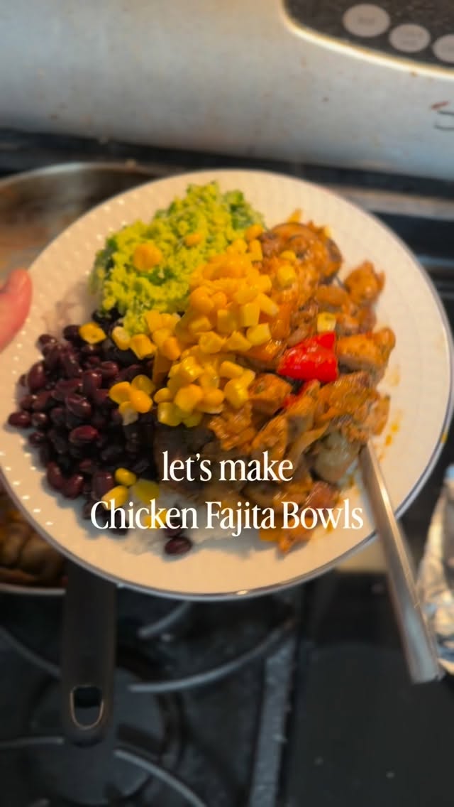 Chicken Fajita Bowls ⬇️
Ingredients:
-1lb chicken breast cubed
-1 onions
-2 bell peppers
-4oz mushrooms
-2 tbsp olive oil
-1 tsp salt
-1 tsp pepper
-1 tsp granulated garlic
-1 tsp paprika
-1 tsp onion powder
-1 tsp cumin
-1 tsp dried oregano
Directions:
* Slice the peppers, mushrooms, and onions. Sauté in olive oil on a medium high flame in a large pan.
* After about 5 minutes, add in the cubed chicken breast and keep stirring every minute to ensure they’re cooked through.
* Add in the spices and mix well till everything is evenly coated.
* Put flame on low and cook for 5-7 more minutes.
* Serve over rice!
* Additional toppings: black beans, guacamole, corn!
ENJOY! 🤎
#rikieisenberg #recipe #chickenfajita #dinner #cooking