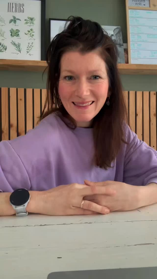 Eerlijk? Ik merk het zélf ook.
Op dagen dat ik mijn bloedsuiker laat slingeren –
te weinig eiwitten, te laat eten, koffie op lege maag of toch iets te enthousiast met snelle suikers…
… voel ik het direct terug in mijn lijf.
Meer prikkelbaarheid.
Meer cravings.
Meer onrust.
Minder focus.
En ja ook hormonaal uit balans.
En dat is geen toeval.
Elke bloedsuikerpiek → insuline omhoog.
Elke crash → cortisol omhoog.
En cortisol “leent” als het ware van je progesteron.
Gevolg? Stemmingswisselingen, meer PMS-klachten, vermoeidheid, behoefte aan suiker.
Hoe instabieler mijn bloedsuiker,
hoe instabieler ik me hormonaal voel.
Daarom begin ik áltijd bij bloedsuiker als basis voor hormonale balans.
Geen streng dieet.
Wel slimme combinaties, eiwitten, vezels en ritme.
Wil je hier meer over weten?
Comment ‘suiker’ en ik deel meer met je 🍋 #bloedsuikerspiegel #perimenopauze #cortisol #progresteron #femmehormoonspecialist