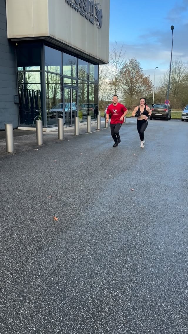 🔥 MAYENNE HYBRID RACE – GYMNASTIQUE 2026 🔥
🚨 NOUVEAU FORMAT. NOUVELLE VIBE. NOUVEAU CHALLENGE. 🚨
📍 CrossFit Mayenne – Laval
📅 Vendredi 8 mai 2026
⏰ Toute la journée
En 2026, la Mayenne Hybrid Race revient pour la deuxième ÉDITION, mais GYM cette fois ci !
Ici, la gym n’est plus un bonus… c’est l’arme principale. 💥
⸻
⚔️ À QUELLE SAUCE VOUS ALLEZ ÊTRE MANGÉS ? ⚔️
Chaque athlète devra enchaîner des sections de course de 2km mêlées à des stations de gymnastique pure !
Objectif : maîtrise du corps, gestion du cardio et sang-froid sous pression.
⸻
LES CATÉGORIES 🏃♀️➡️🏃➡️
🔹 Élite Indiv H ou F
2km Run
- 90 Pull-ups
2km Run
- 70 Toes 2 Bar
2km Run
- 50m Hand Stand Walk
2km Run
- 15 Rope Climb 5m
🔹 Team RX (H/H ou F/F ou Mixte)
2km Run
- 90 Pull-ups
2km Run
- 70 Toes 2 Bar
2km Run
- 50m Hand Stand Walk
2km Run
- 15 Rope Climb 5m
🔹 Team INTERMÉDIAIRE (H/H ou F/F ou Mixte)
2km Run
- 70 Pull-ups
2km Run
- 90 Toes-ups
2km Run
- 15 Rope climb 3,5m
🔹 Team SCALED (H/H ou F/F ou Mixte)
2km Run
- 90 Rings Row
2km Run
- 90 Knee-ups
⸻
🔥 UN SEUL LIEU. UNE SEULE JOURNÉE.
🔥 DES DIZAINES D’ATHLÈTES.
🔥 UN FORMAT QUE VOUS N’AVEZ JAMAIS VÉCU.
🎟️ Inscriptions dés Dimanche 8 Février à la Box ou sur CrossFitMayenne.com
Tarifs :
Elite Indiv : 35 euros
Team RX : 25 euros/personne
Team ITR : 25 euros/personne
Team SC : 20 euros/personne
Option TShirt : 15 euros
💬 Dis-nous en commentaire : INDIV, RX, ITR ou SCALED et avec qui ?