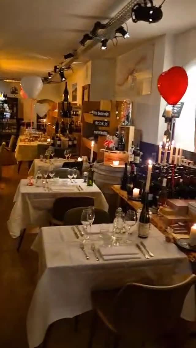 Speciaal voor Valentijnsdag toveren we onze wijnwinkel één avond om tot een pop-up restaurant.
Tussen de flessen, aan intieme tafeltjes, vieren we de liefde zoals je ’m kent van 1574: goed eten, mooie wijnen en een warme setting. ✨
💘 Goed nieuws:
Voor het restaurant zijn we vol, maar in de wijnwinkel zijn nog een paar plekjes beschikbaar.
Een unieke Valentijnsavond alleen deze dag, alleen hier.
Wil je erbij zijn? Wacht niet te lang ❤️